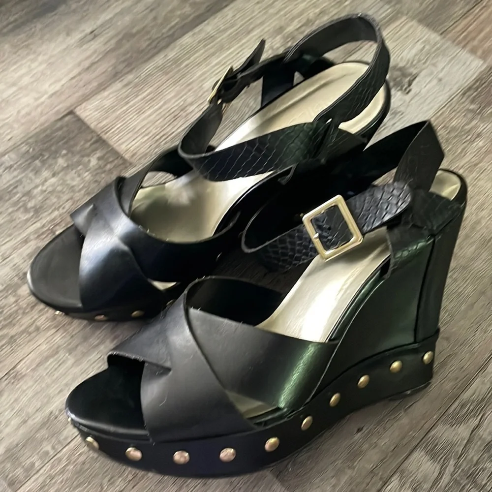 Sbicca black & gold platform sandals